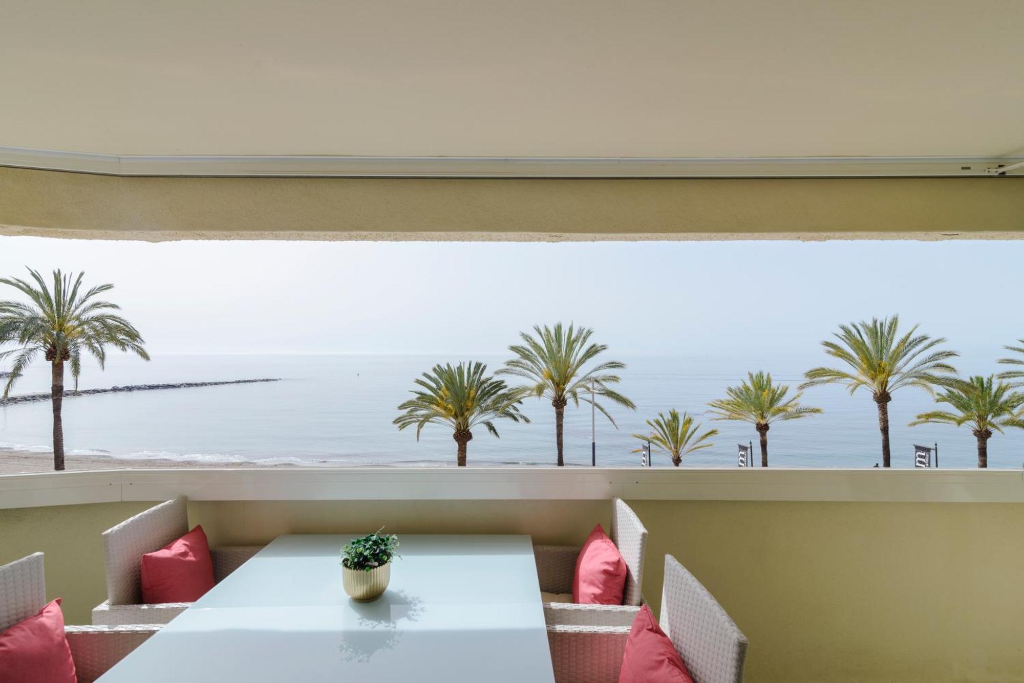 Sea Front Apartment In Marbella Center Bagian luar foto