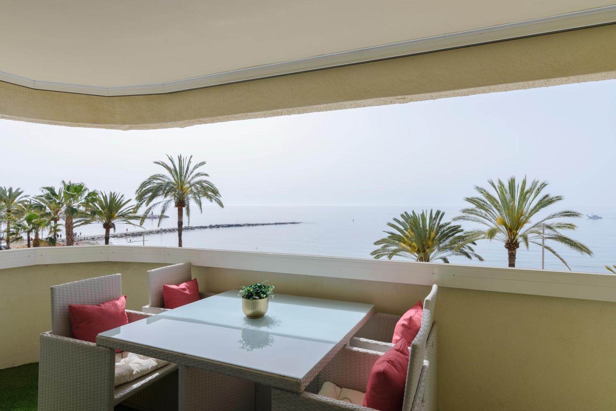 Sea Front Apartment In Marbella Center Bagian luar foto
